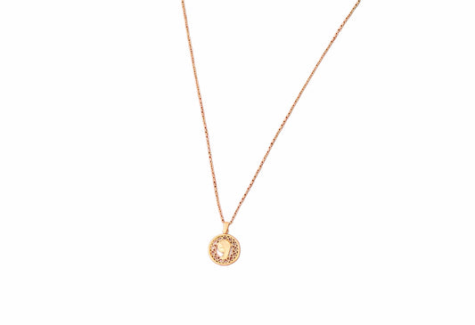 Colgante de Oro 18K con Medalla Calada – Elegancia y Significado